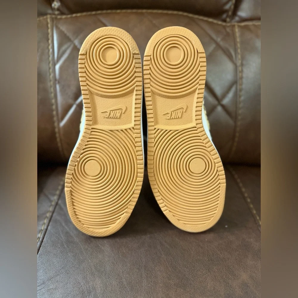 Nike Cream Sneakers with Leopard Detail - Picture 5 of 8